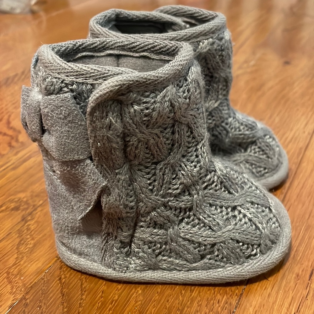 Baby girl knitted gray booties with soft bottoms size 3-6 months (2)